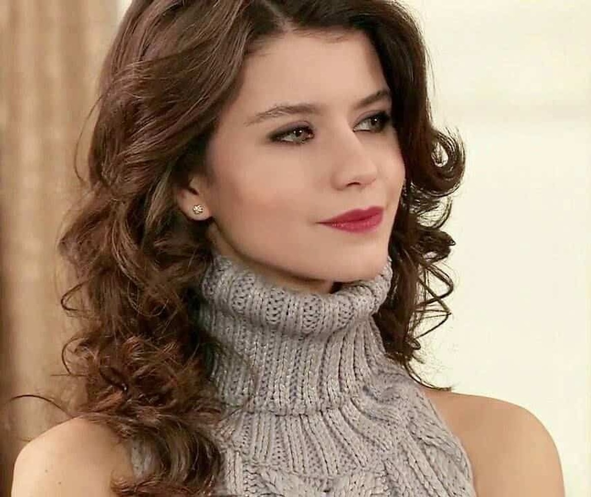 Aşk-ı Memnu'da Beren Saat'in Giydiği Efsane Kazağın Hikâyesi