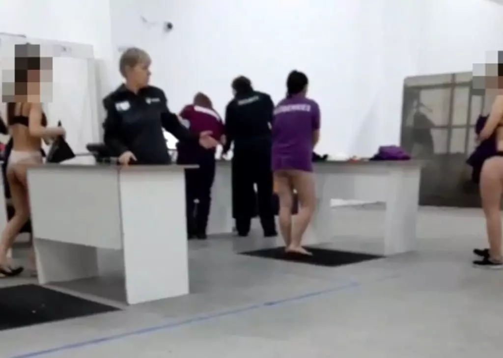 Rusya’daki iş yerinde skandal görüntüler! Kadın çalışanlar iç çamaşırına kadar soyunmak zorunda bırakıldı...