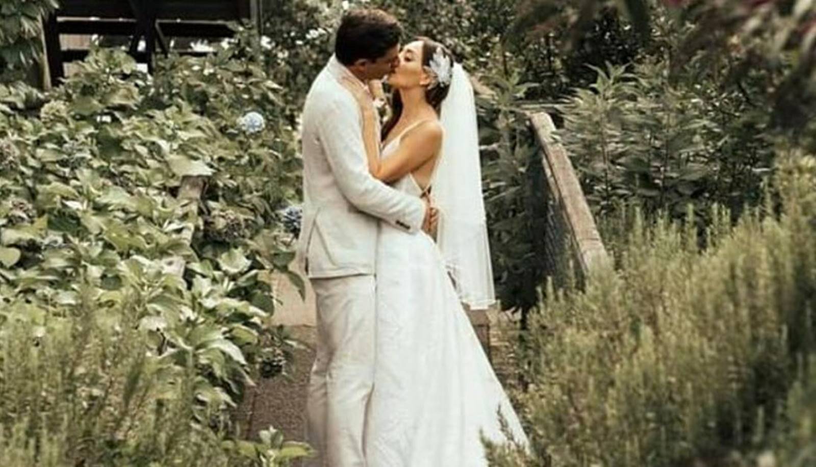 Oyuncu Cansel Elçin ve eşi Zeynep Tuğçe Bayat, Evliliklerinin üçüncü yılını kutladı