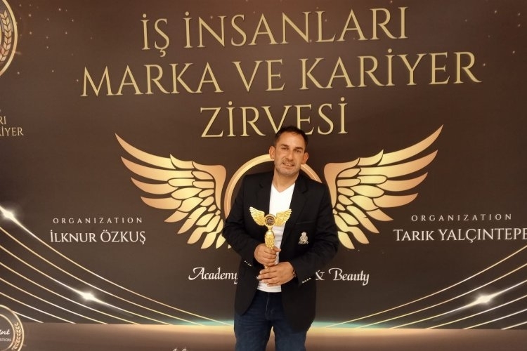 Serdar Kılınç ″Yılın En Dikkat Çeken Fantezi Müzik Sanatçısı″ Ödülünü Kazandı