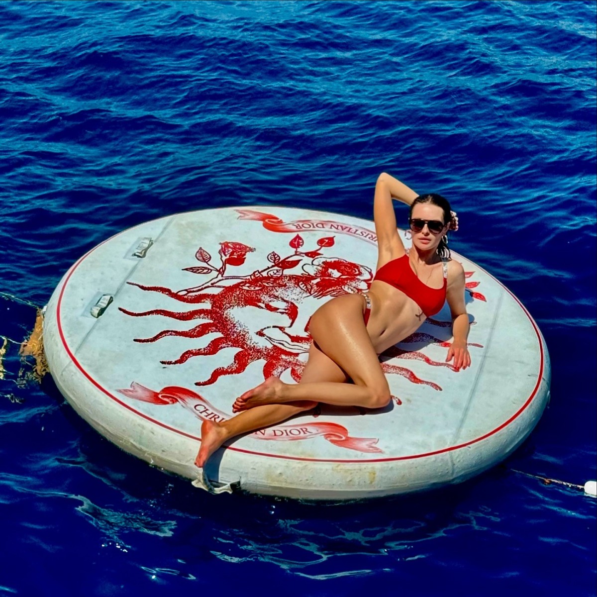 Melis Sezen'in kırmızı bikinili pozları olay oldu