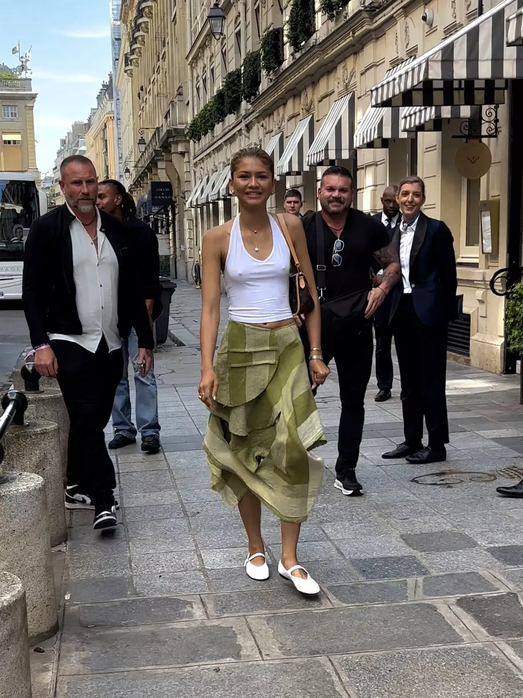 Zendaya sokakta sütyen giymeden dolaştı