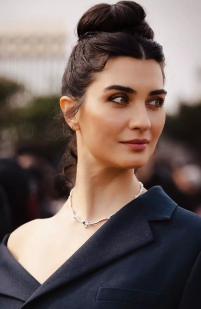 Tuba Büyüküstün Paris Moda Haftası'na Damga Vurdu!