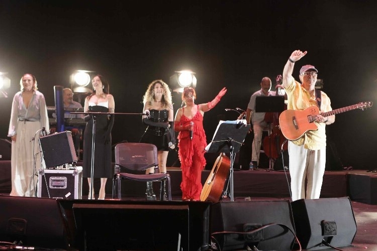 Bülent Ortaçgil Harbiye'de Unutulmaz Bir Konser Verdi