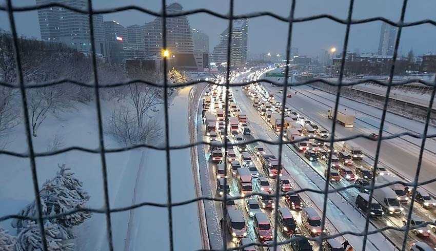 Kar yağdı, TEM kapandı; sürücüler yollarda geceledi