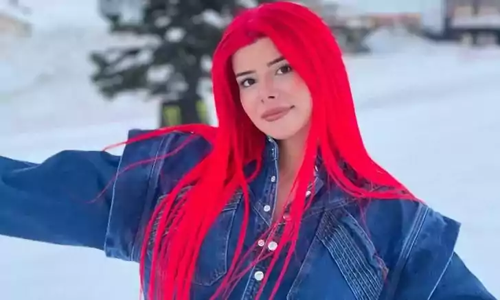 Fenomen Merve Yalçın süper mini eteğiyle Instagram'ı salladı!