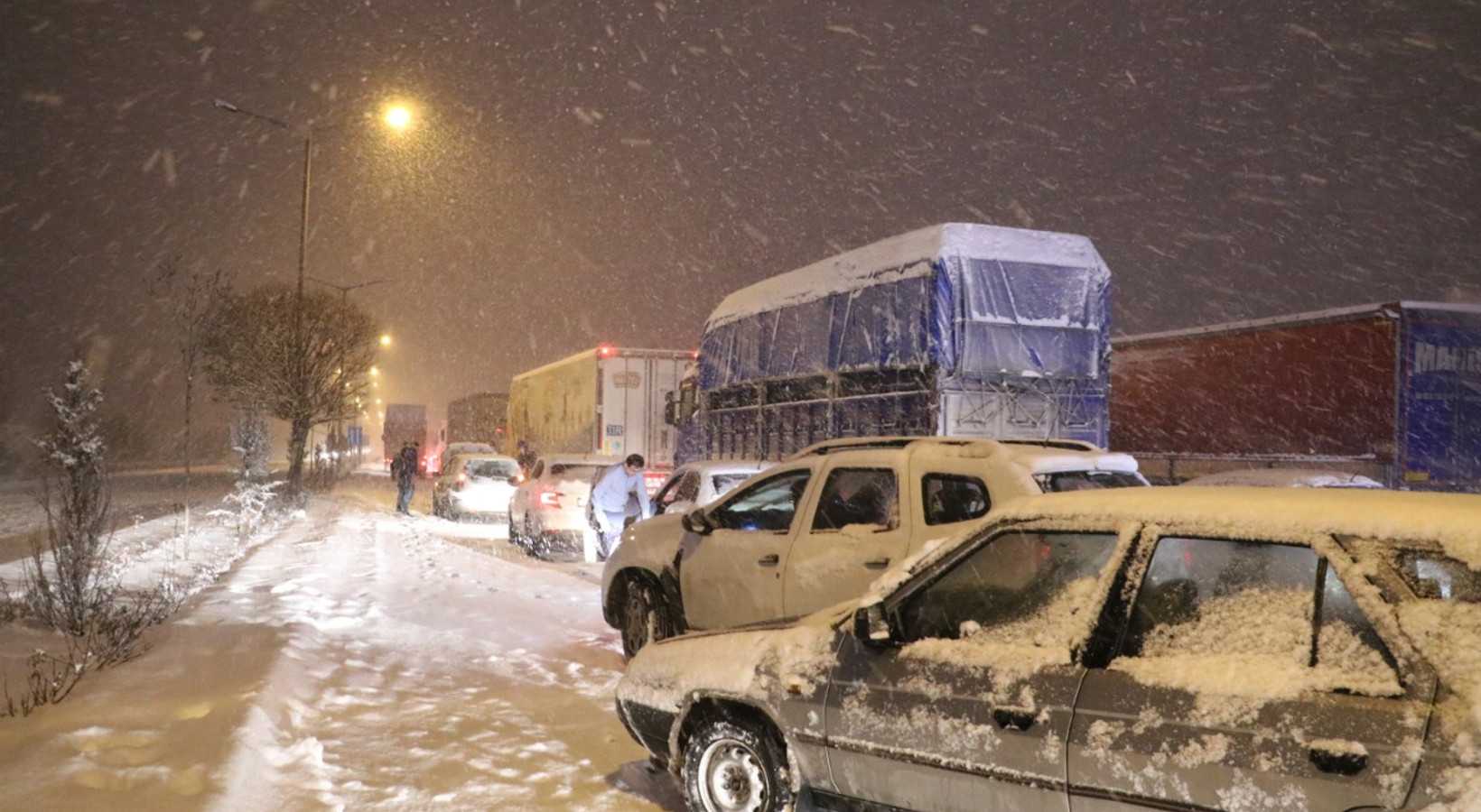 İstanbul'da kuvvetli kar yağışı bekleniyor. Meteoroloji İstanbul'da kar yağışı için saat verdi