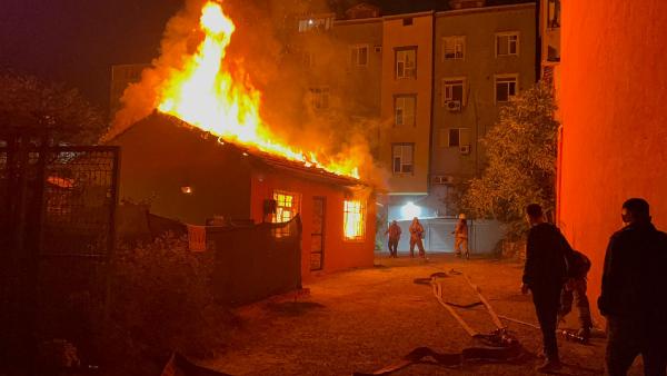 Arnavutköy’de gecekondu alev alev yandı