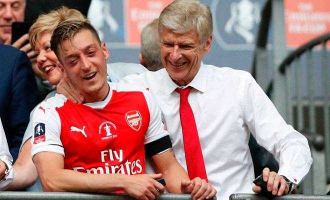 Arsene Wenger, kadroya alınmayan Mesut Özil'e sahip çıktı