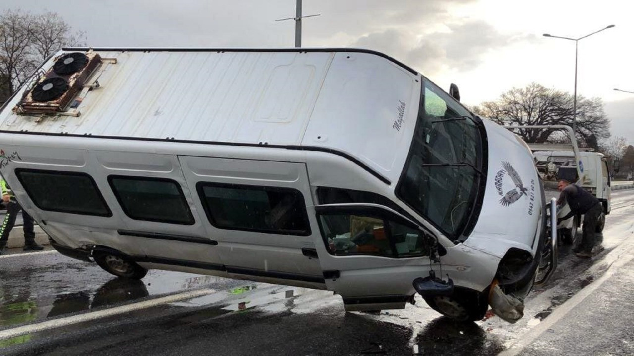 Aydın'da feci kaza. Çarpışan servis minibüsü böyle devrildi. Çok sayıda yaralı var