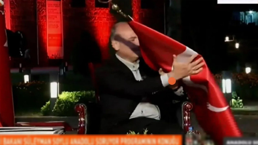 Bakan Süleyman Soylu'nun katıldığı programda canlı yayın kazası! Başına bayrak düştü!