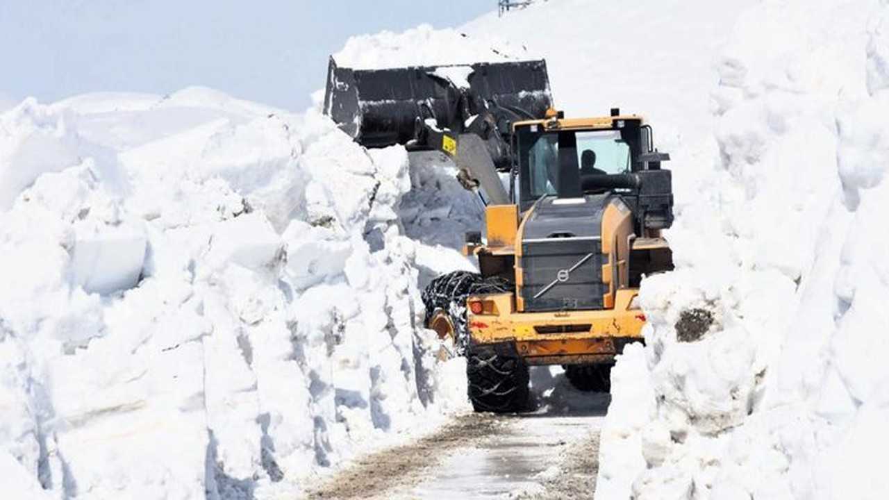 Bitmeyen kış: Nisan ayında 6 metre kar!