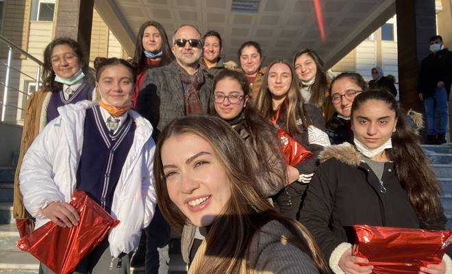 Burcu Özberk, Ardahan'da kız çocuklarına destek oldu