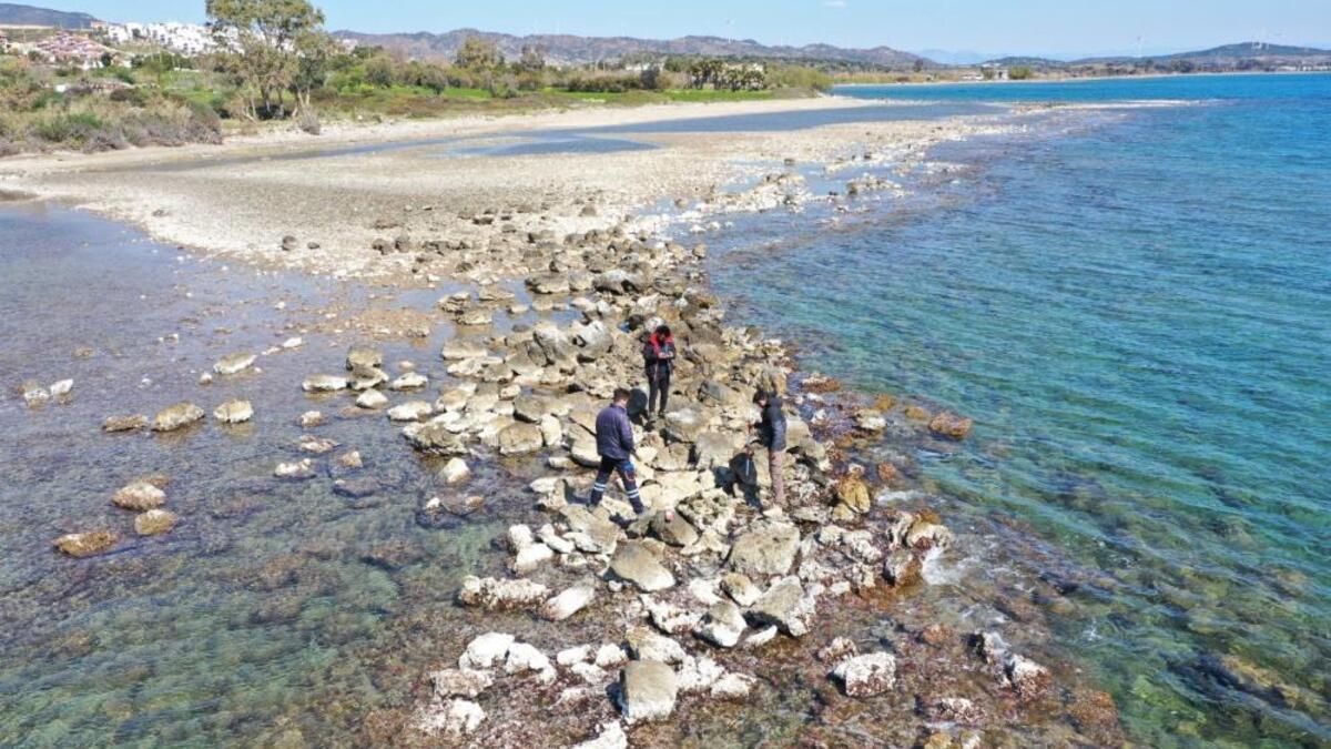 Datça'da deniz çekilince liman kalıntıları ortaya çıktı