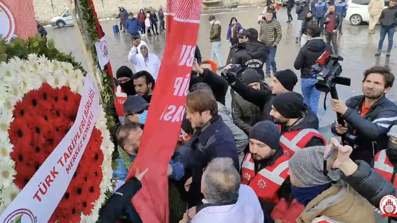 Doktorların Taksim’e çelenk bırakmasına izin verilmedi