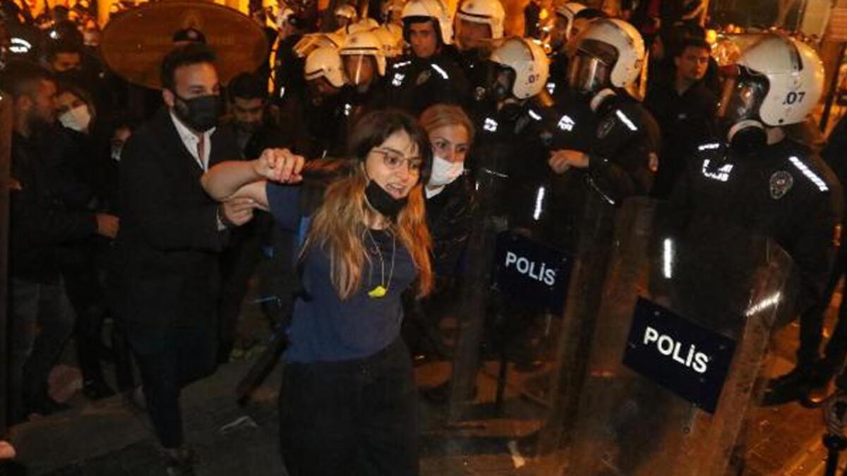 'Feminist Gece Yürüyüşü'nde polis merkezine götürülen 30 kadın serbest