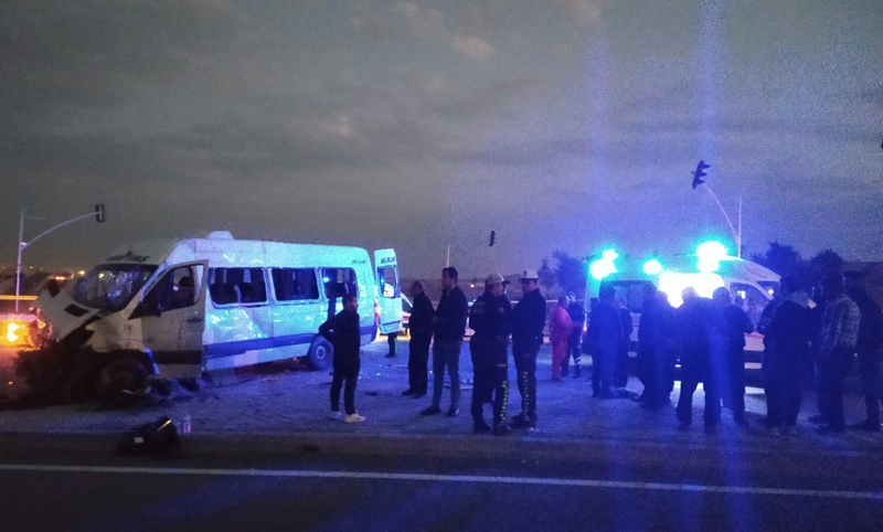 Gaziantep'te feci kaza! İşçi servisi ile otomobilin çarpıştı: 1 ölü, 14 yaralı