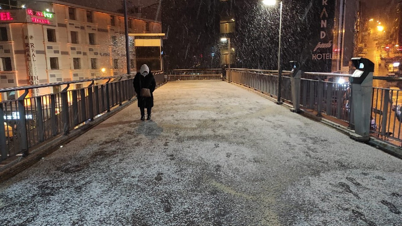 Günlerdir uyarı üstüne uyarı yapılan İstanbul’da kar başladı