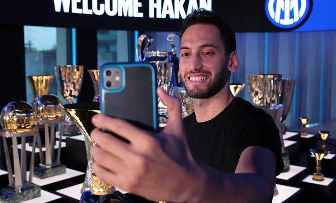 Hakan Çalhanoğlu, Serie A şampiyonu Inter'e transfer oldu