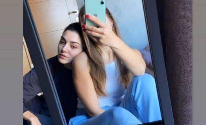 Hande Erçel ve Gamze Erçel'den ayna pozu