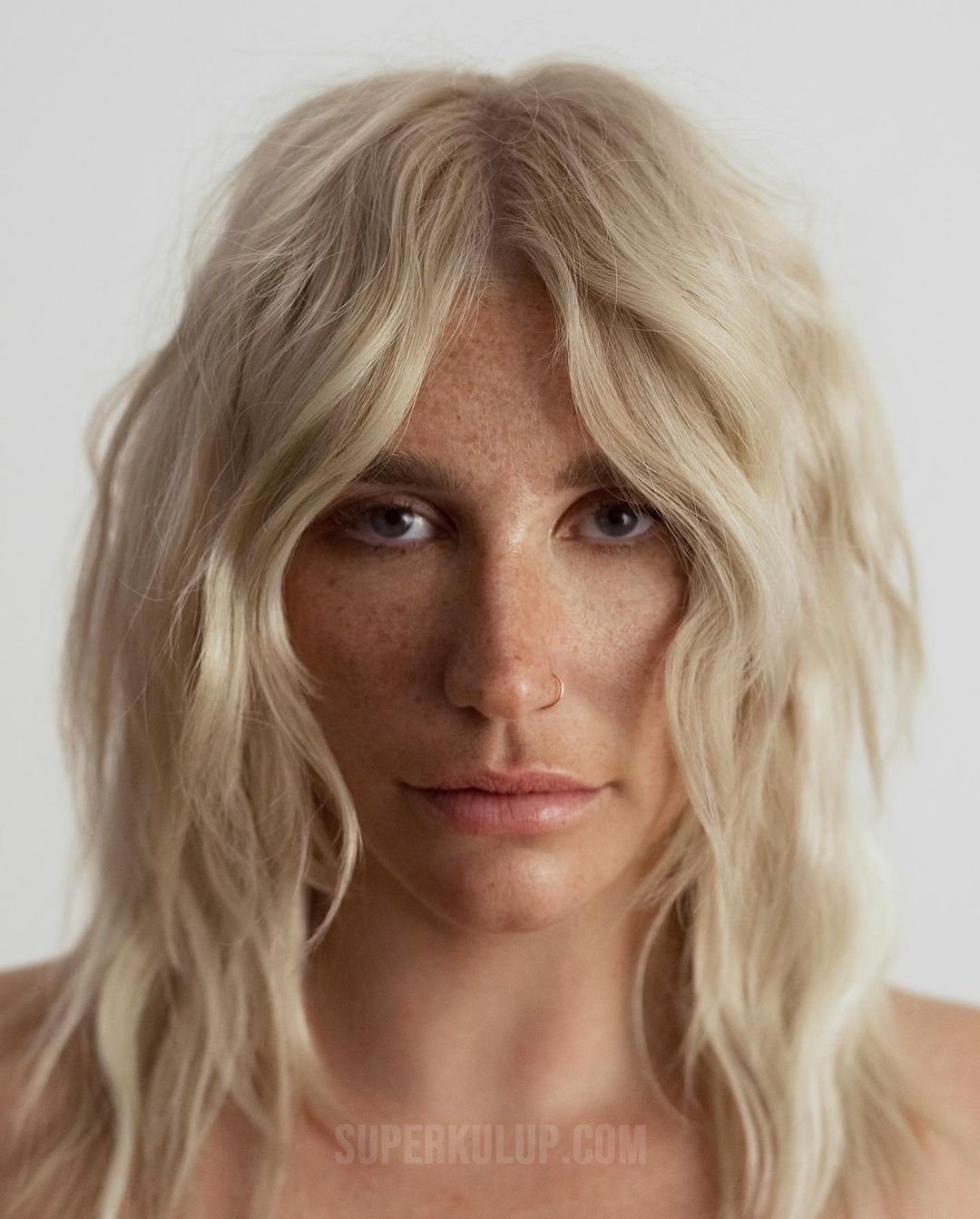 Ünlü şarkıcı Kesha, beşinci stüdyo albümünü çıplak pozlarıyla tanıttı