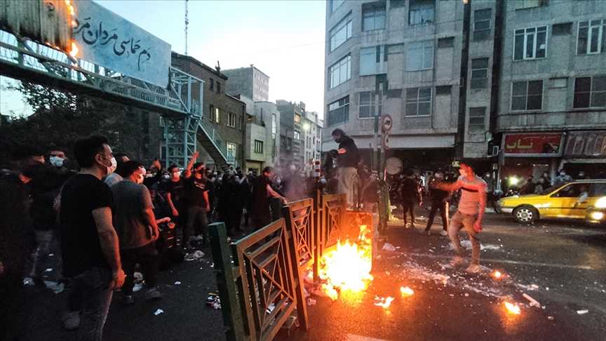 İran'da polisin bir göstericiyi darbettiği ve ateş ettiği görüntülere tepki