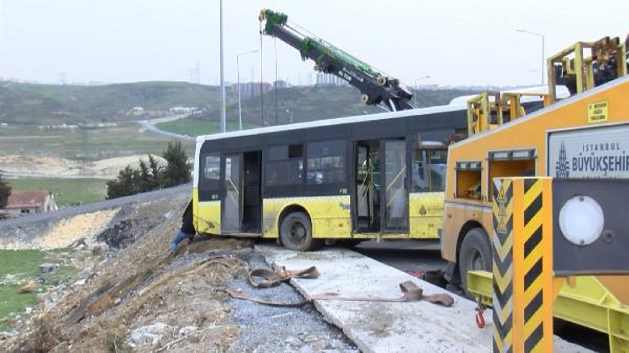 İstanbul Başakşehir'de kayan İETT otobüsü yol kenarındaki boşluğa uçtu