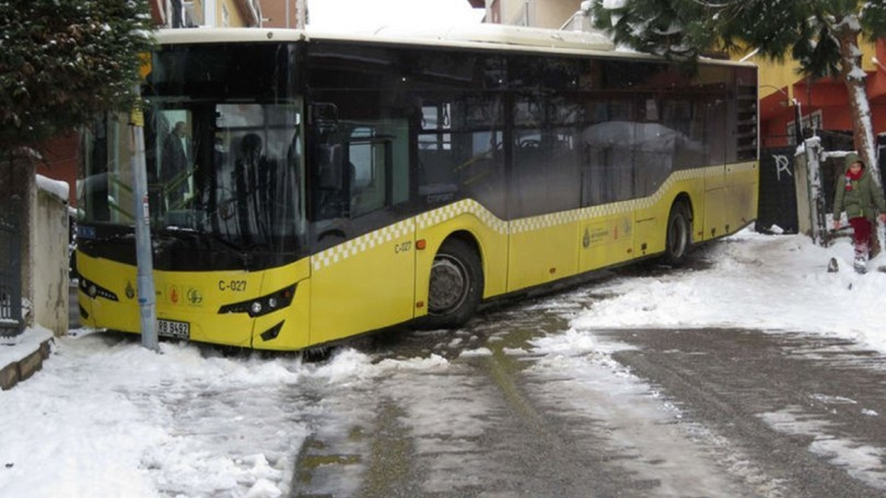 İstanbul Ümraniye'de İETT otobüsü buzlanan yolda kaza yaptı