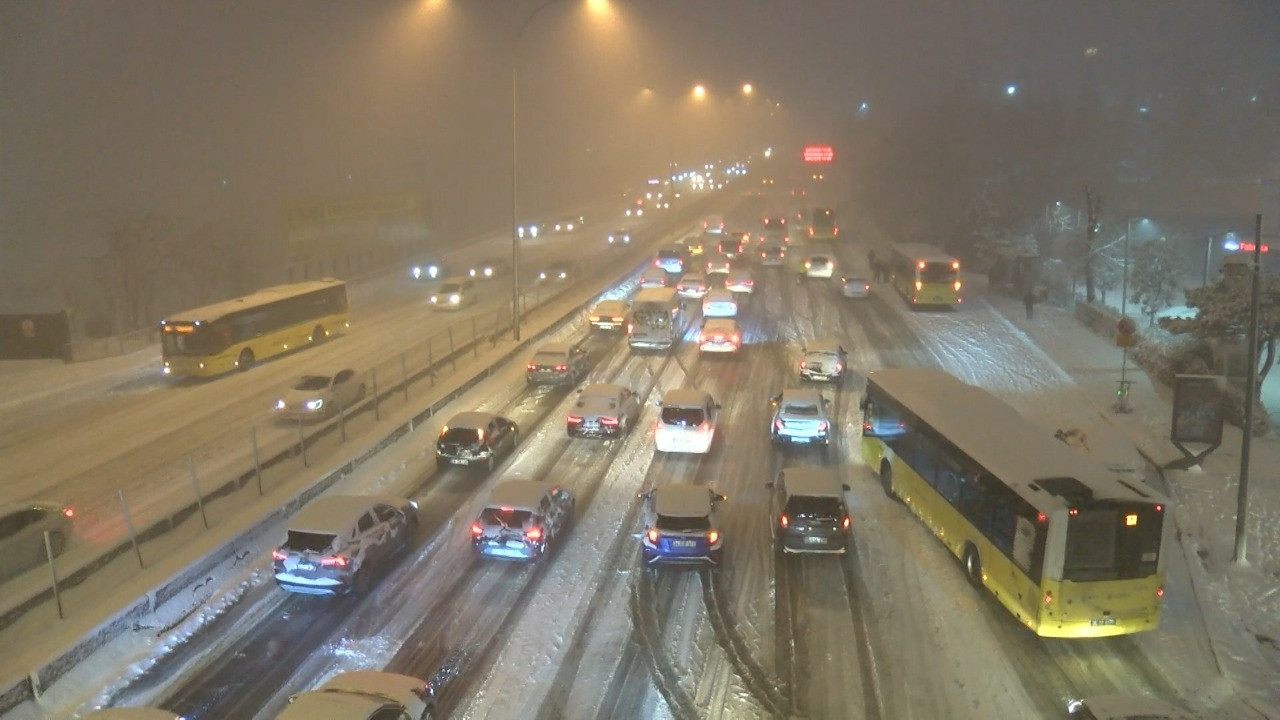 İstanbul'da kar: Kadıköy'de trafik kilitlendi