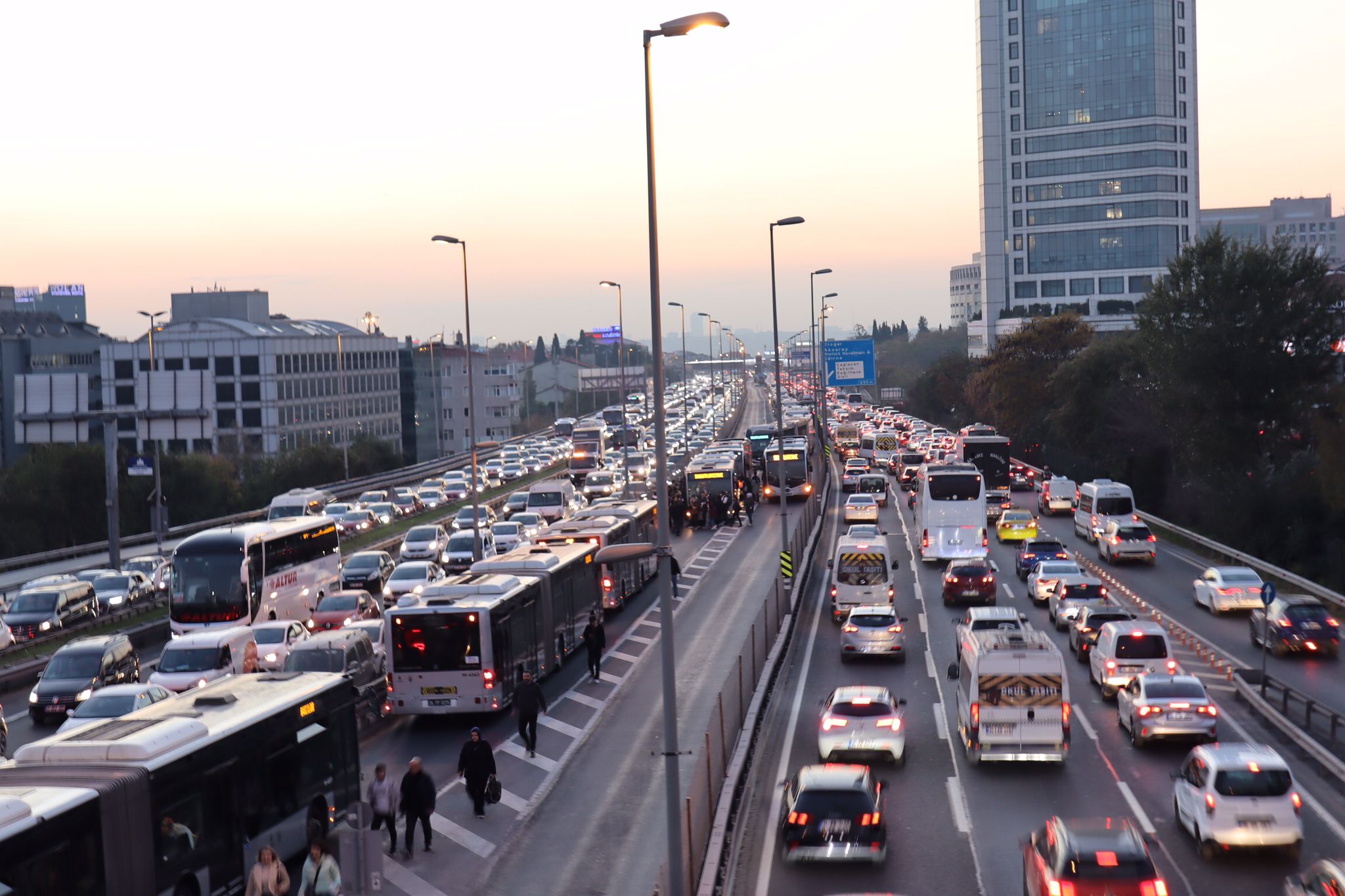 İstanbul’da yine metrobüs çilesi! Vatandaşlar yaya kaldı
