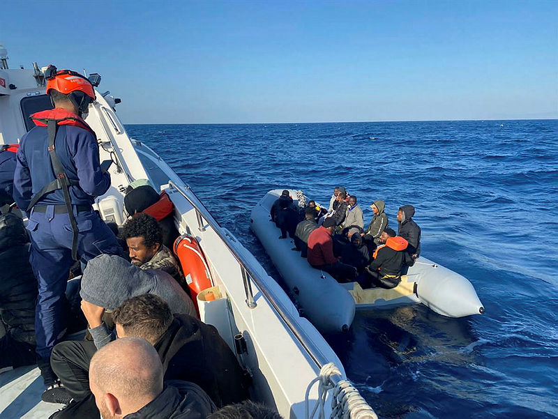 İzmir açıklarında 77 düzensiz göçmen kurtarıldı