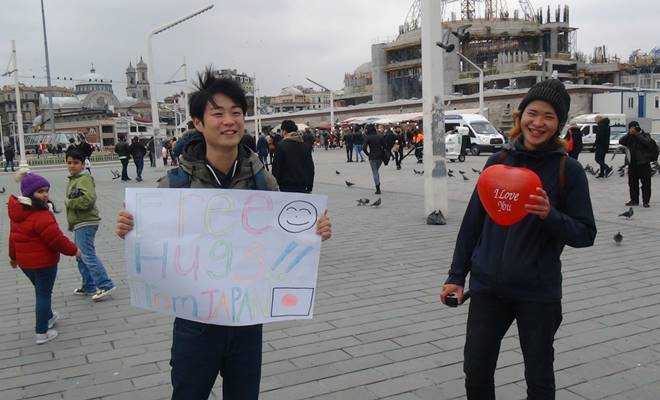 Taksim meydanında Japon turistlere sarılmak bedava