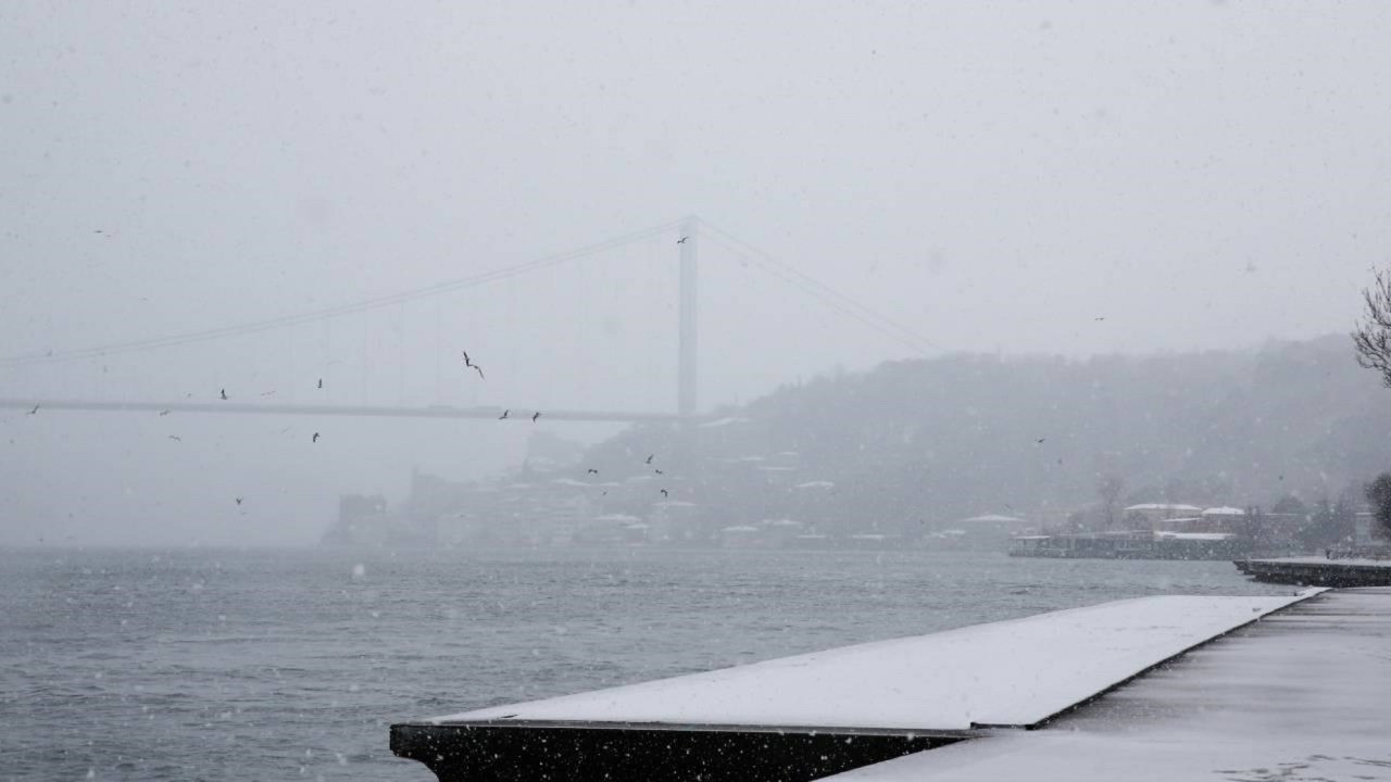 Kar yağışı gemi trafiğini sonlandırdı! İstanbul Boğazı çift yönlü olarak geçişlere kapatıldı