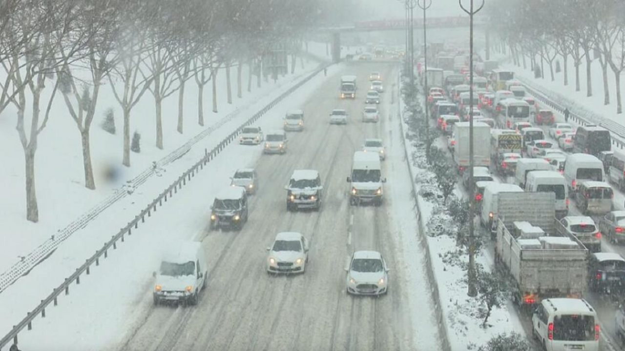 Kar yağışı trafiği durma noktasına getirdi! İstanbul trafiğinde yolcuların zor anları