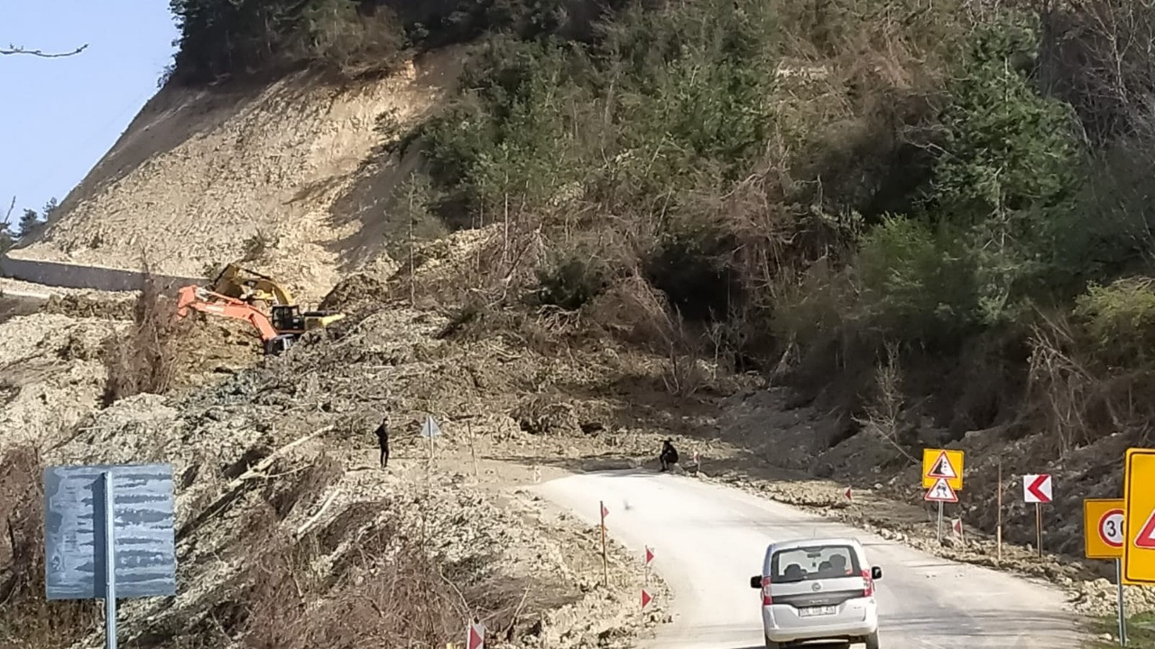 Kastamonu'da iki heyelan: Çatalzeytin - Kastamonu yolu ulaşıma kapandı