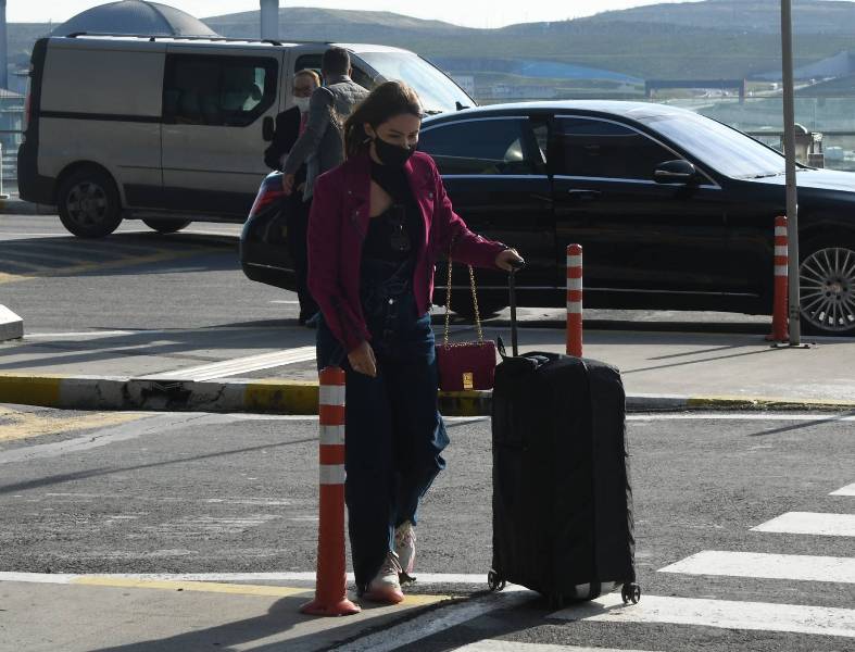 Ünlü iş insanı 58 yaş küçük sevgilisiyle yakalandı