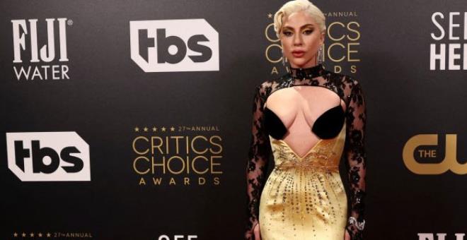 Kırmızı halıda dekolte şov! Görenler Lady Gaga'nın göğüslerinden gözlerini alamadı