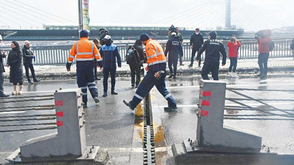 Köprü ikiye ayrıldı... 5 saat sonra trafiğe açıldı