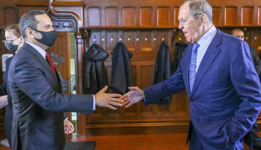 Lavrov'un Katarlı mevkidaşına hareketi gündem oldu!