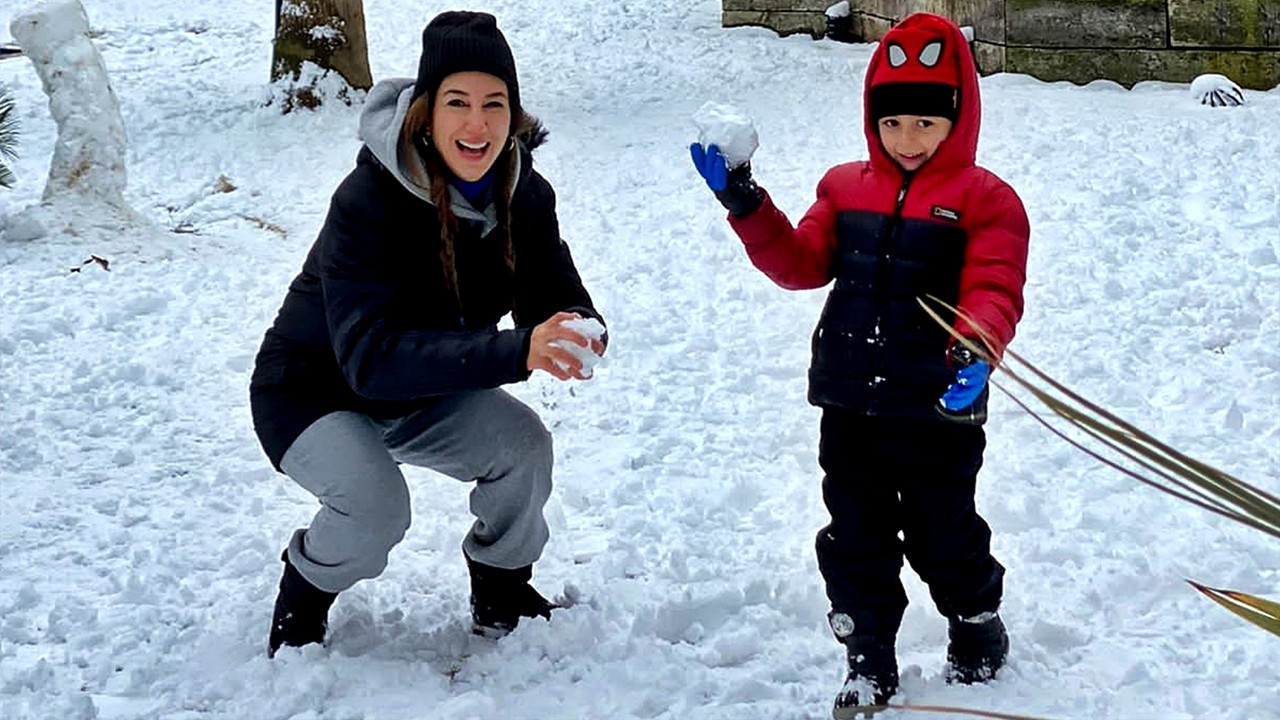 Nadide Sultan ve sevimli oğlu Kaan'ın kartopu keyfi