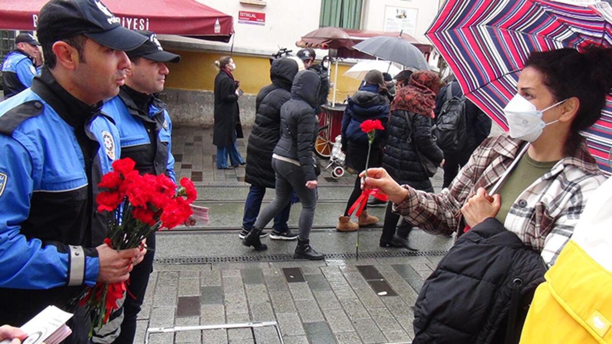 Polis Taksim'de kadınlara çiçek dağıttı