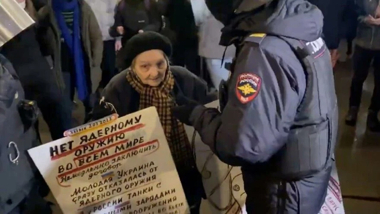 Putin’e karşı protestolarda olay tutuklama