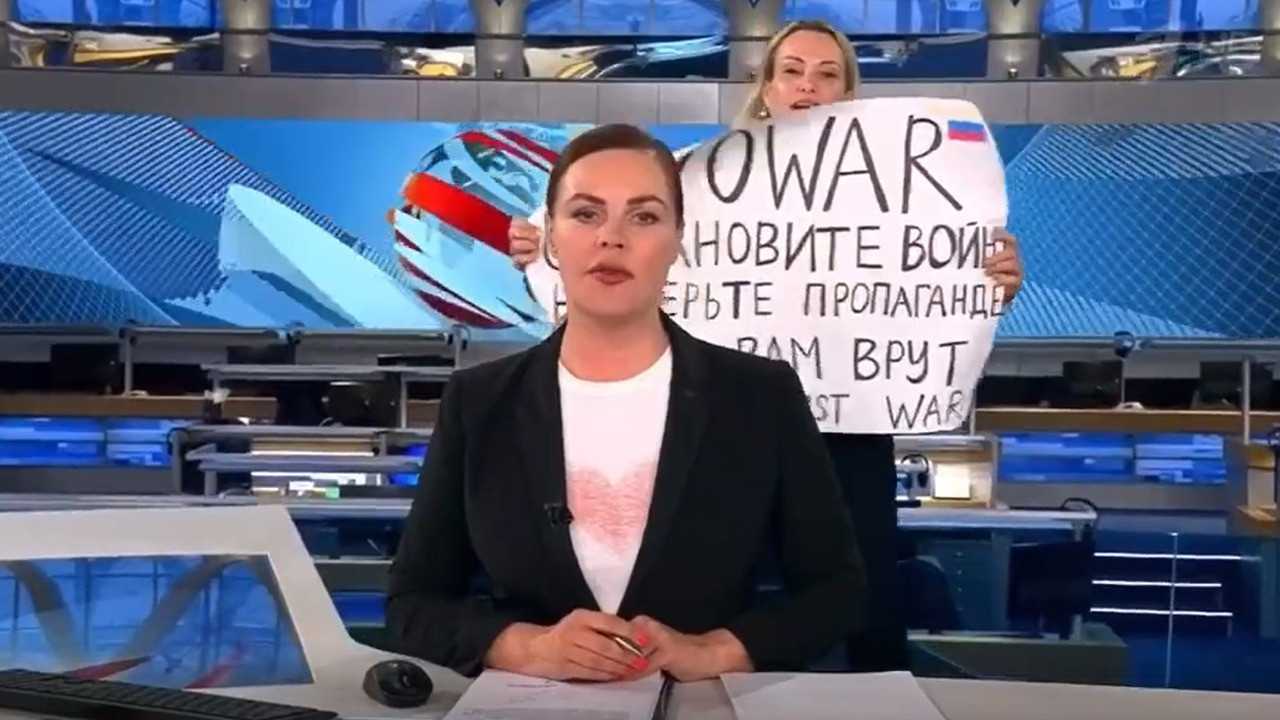 Rus devlet kanalında 'savaşa hayır' pankartı açan gazetecinin cezası belli oldu