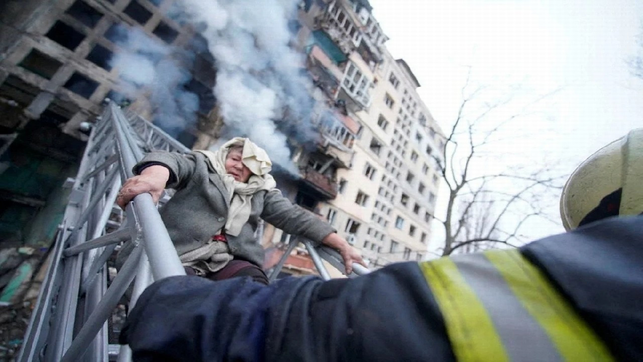 Rusya, Kiev’de 9 katlı apartmanı vurdu