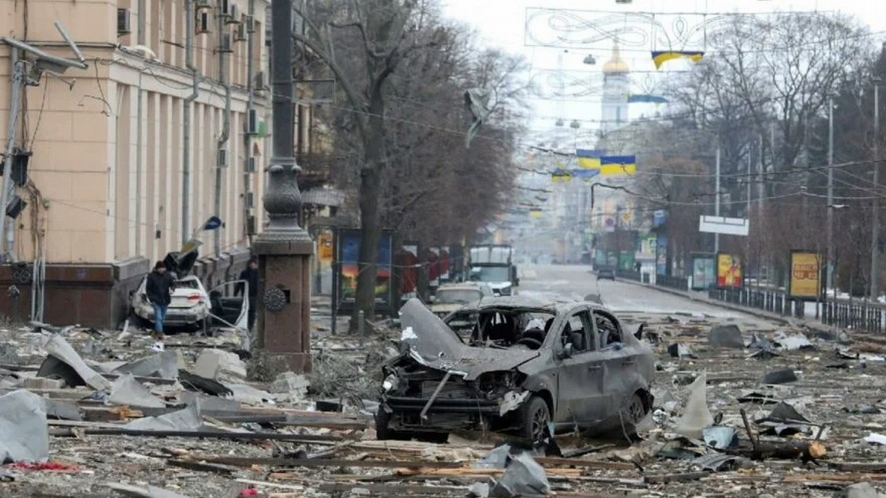 Rusya, Ukrayna’nın batısındaki kentleri vurmaya başladı