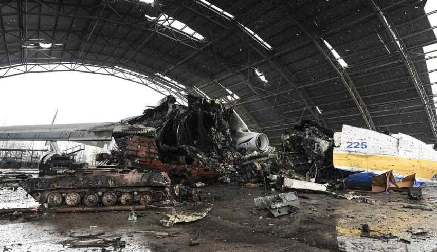 Rusya'nın vurduğu dünyanın en büyük kargo uçağı enkazı görüntülendi