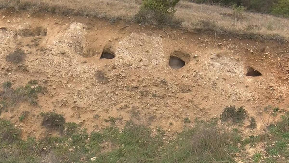 Şile'de yol çalışması sırasında ortaya çıktı! Kiremit mezarlara bölgede ilk kez rastlandı