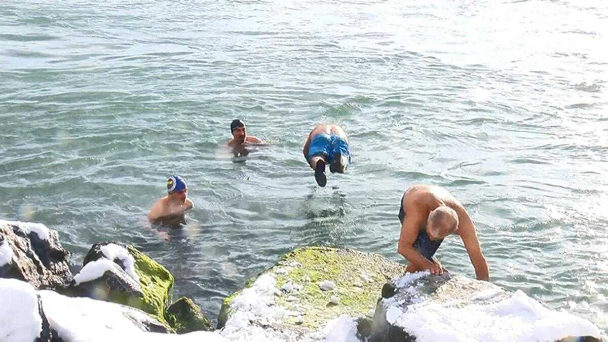 Soğuk havaya aldırmadılar, sabah 09:00'da denize girdiler