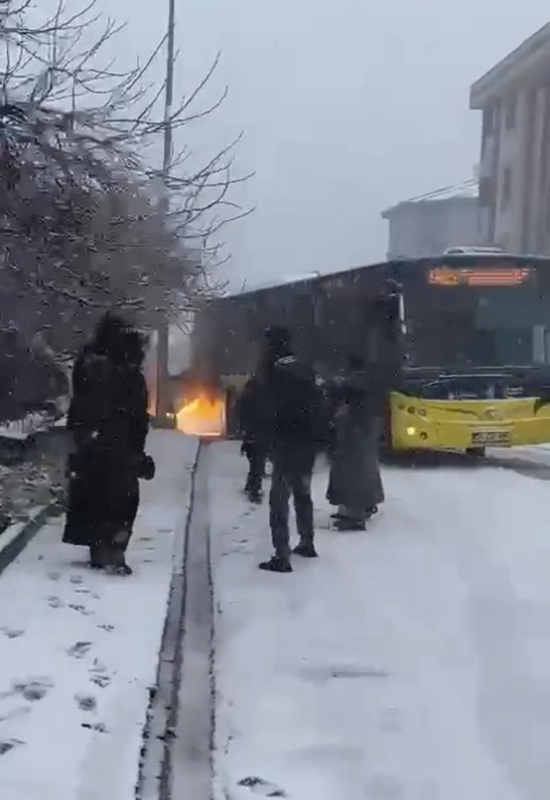 Son dakika: İETT otobüsü kaza yaptı! Patlama panik yarattı