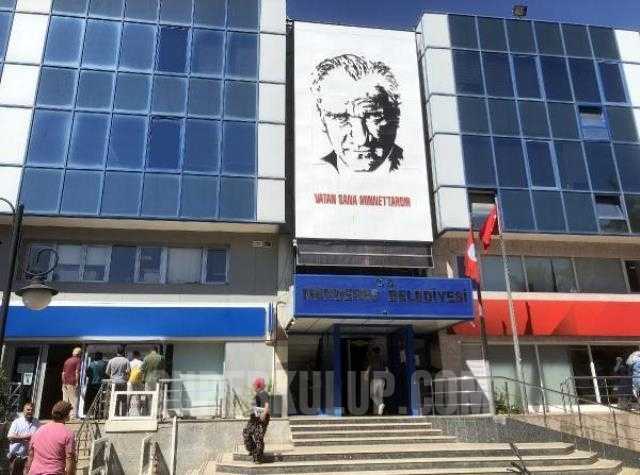 Yolsuzluk operasyonu kapsamında Menderes Belediye Başkanı Mustafa Kayalar gözaltına alındı